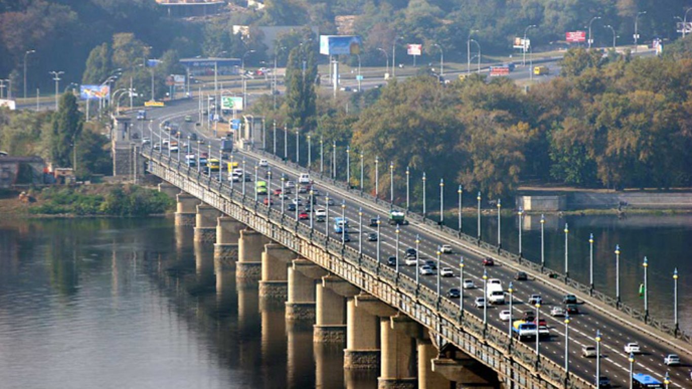 Мост Патона в Киеве - киевляне сделали "вакцинацию" уставшего моста
