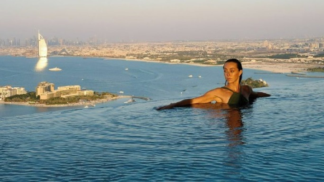 В Дубае открыли самый высокий в мире "бесконечный" бассейн — фото