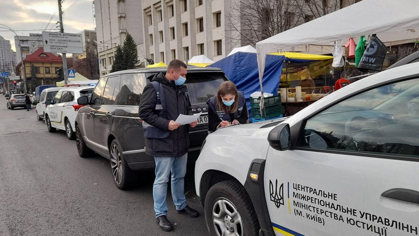 Эвакуация авто Киев - у мужчины забрали внедорожник за неуплату штрафов