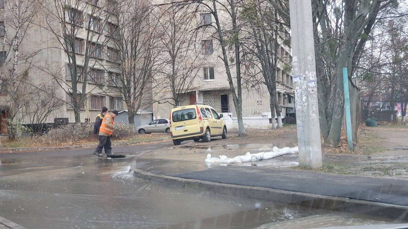 В Харькове прорвало трубу на улице Целиноградской