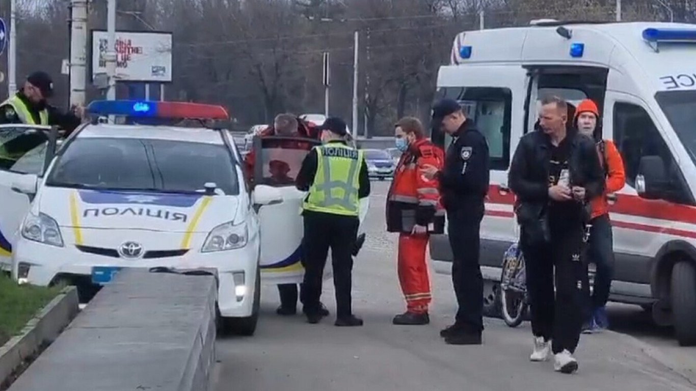 Арест клофелинщика - полицейского протянули по асфальту - Новости Киева