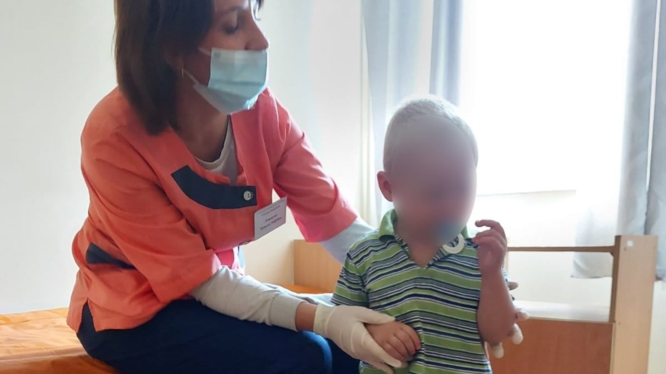 На Киевщине мать остановила голого ребенка на произвол судьбы