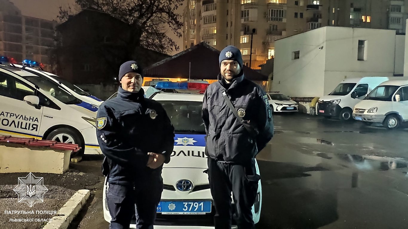 Во Львове полицейские помогли спасти полугодовалую девочку - фото