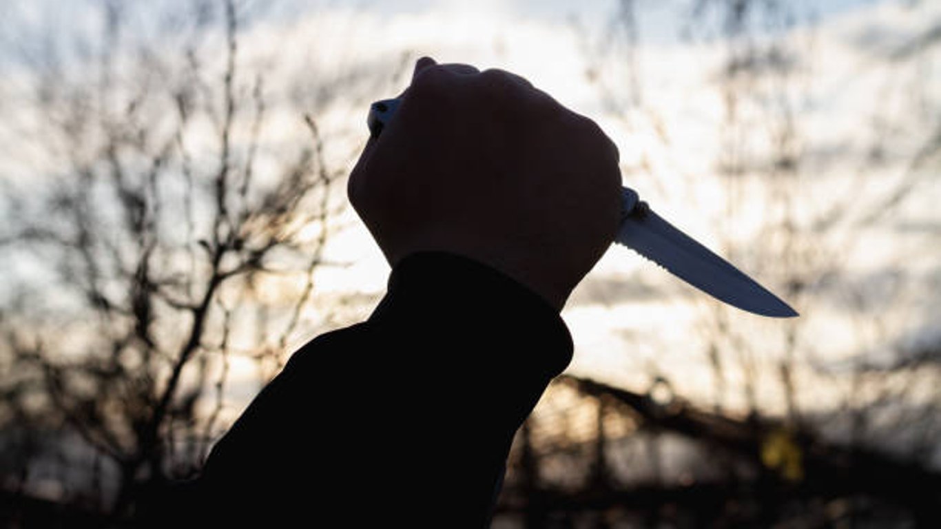 Батько встромив ножа у сина на Харківщині – деталі