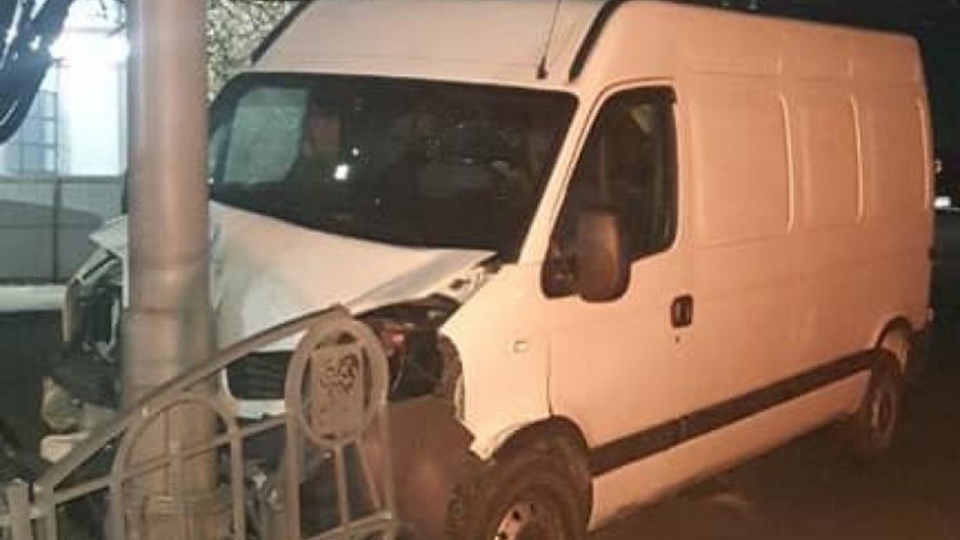 Микроавтобус в Харькове сбил забор