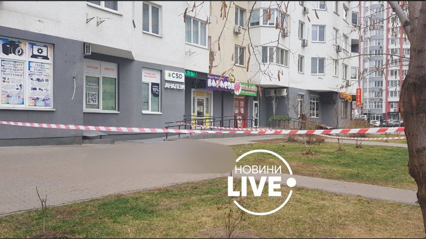 НП у Києві - жінка викинулася з вікна