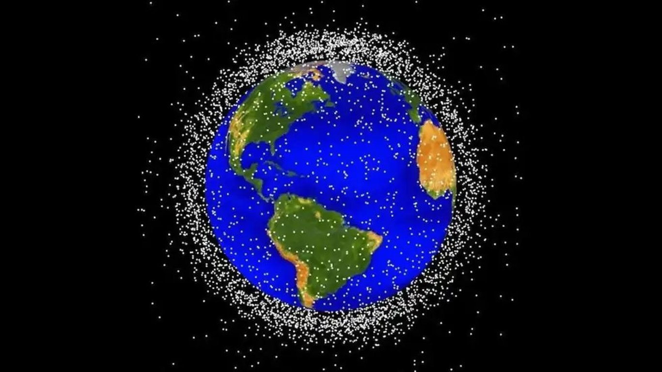 Хмару космічного мусору через збитий Росією супутник показали на відео