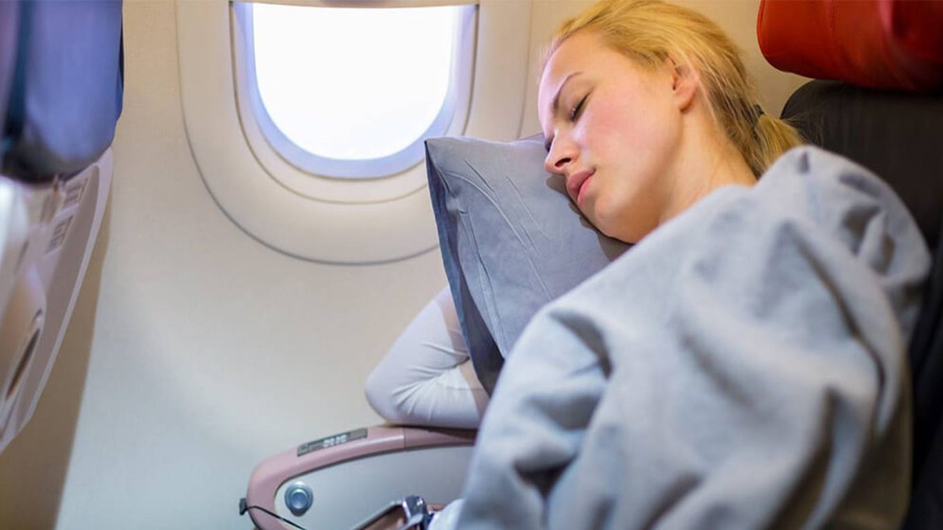Как выспаться в самолете: стюардесса дала действенные советы