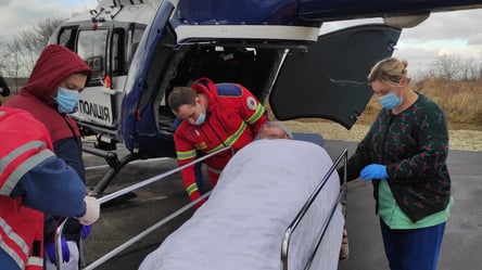 Порятунок гелікоптером: львівські поліцейські доправили чоловіка у вкрай важкому стані у реанімацію - 285x160