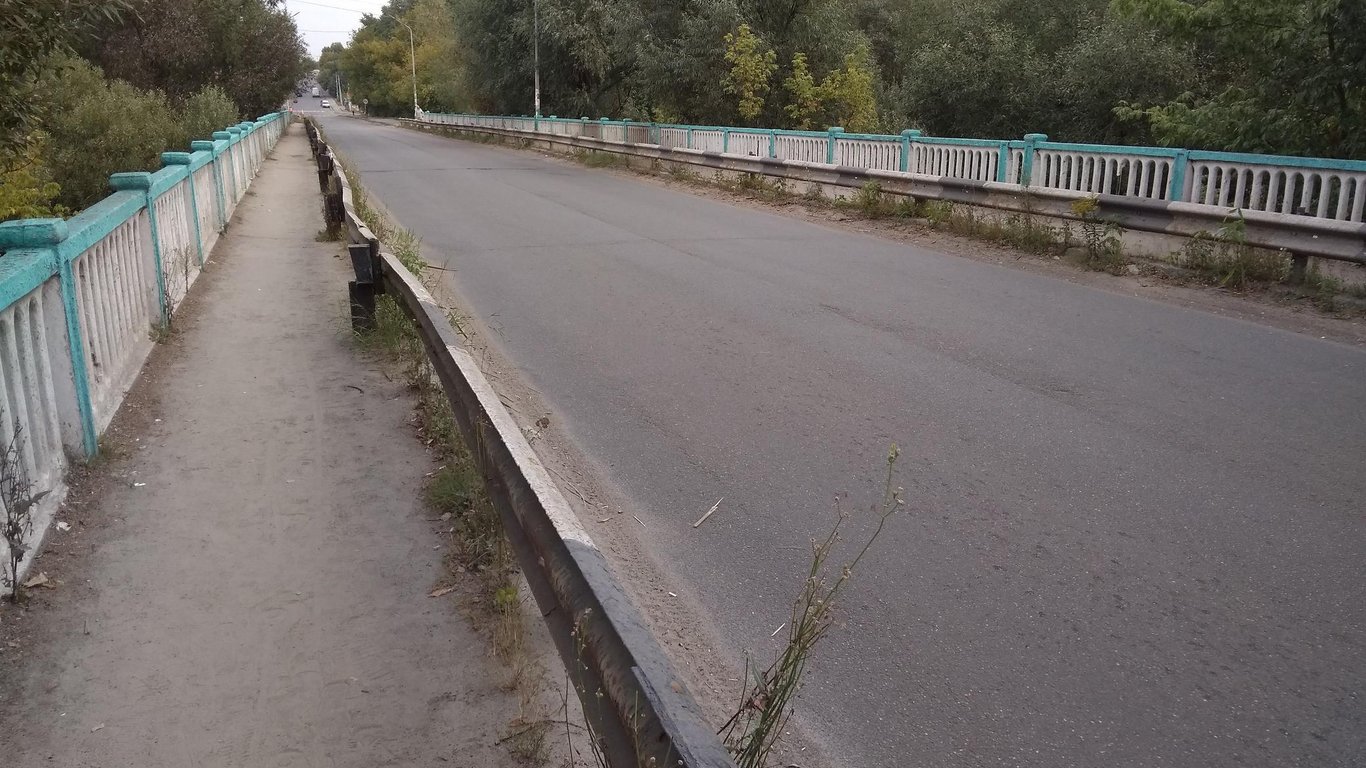 В одном из районов Харькова на мосту нет знаков приоритета