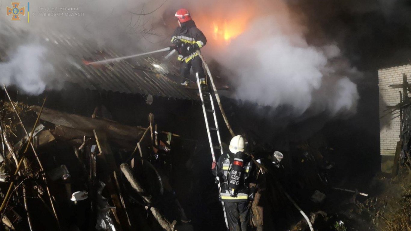 На Львівщині в селі Прилбичі загорівся будинок - фото