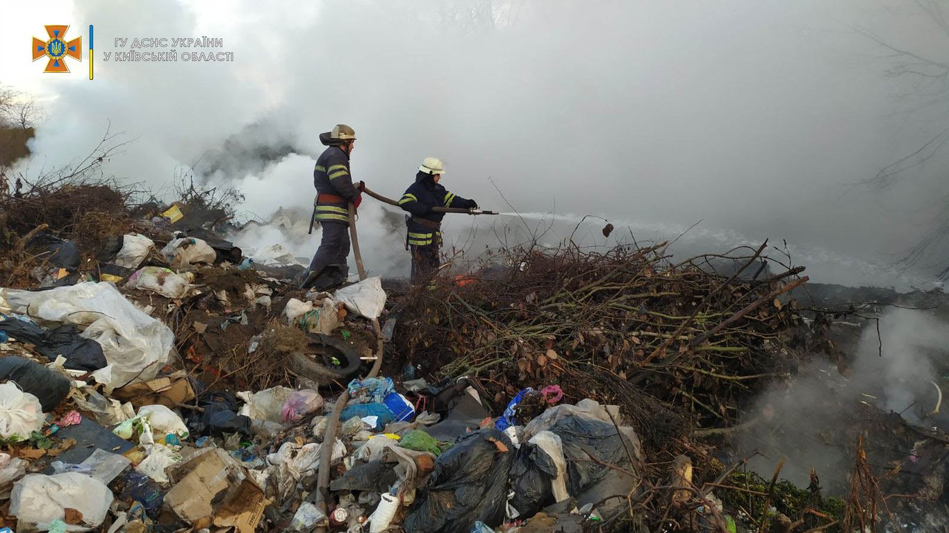 Пожар -  на Киевщине третий день горит мусорная свалка