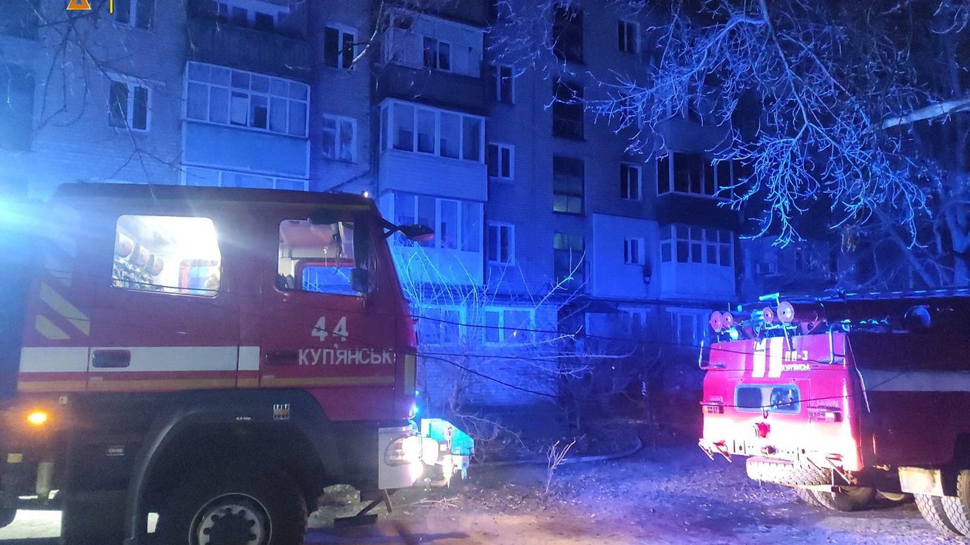 В Харьковской области горел пятиэтажный дом, спасатели вывели людей на улицу - фото