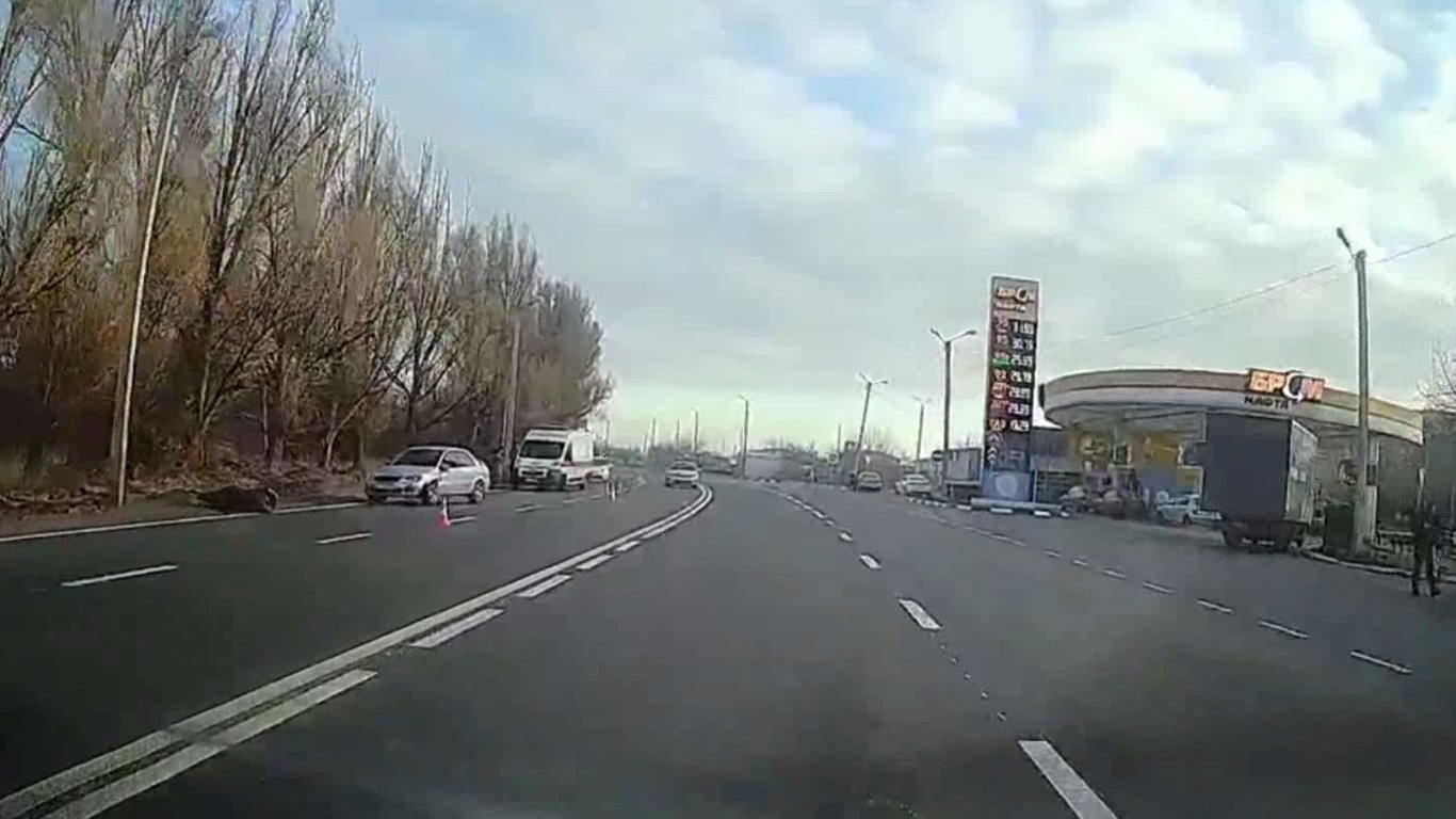 В Харькове на Окружной трассе сбили мотоциклиста - видео
