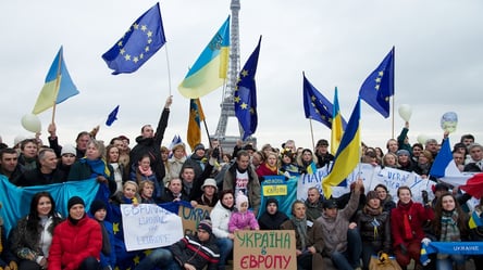 На Майдан вийшли 100 тисяч людей: як починалася Революція Гідності 8 років тому - 285x160
