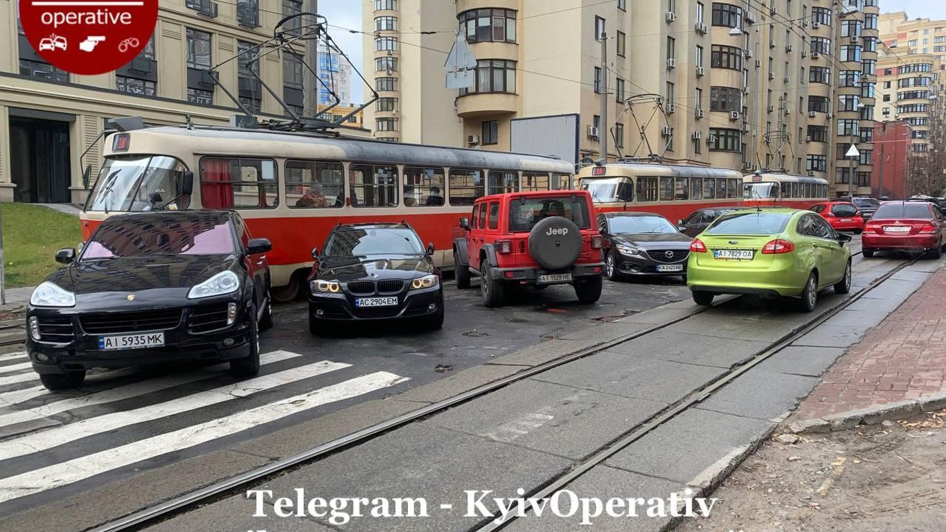 Парковка в Киеве - джип заблокировал движение трамваев