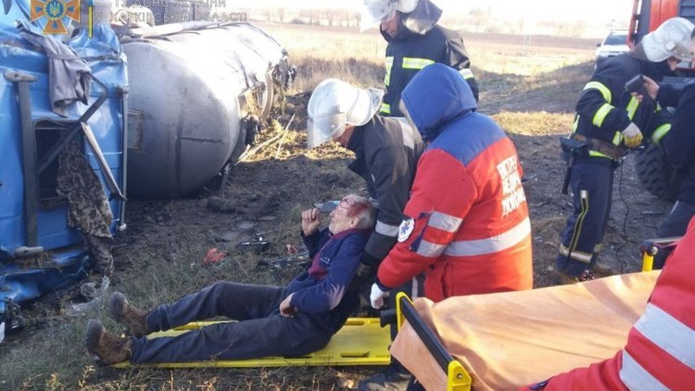 Водителя вырезали из авто после ДТП под Харьковом