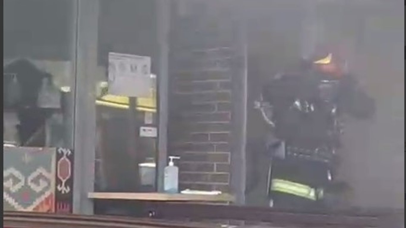 Пожежа у Києві - горить ресторан - причини - відео