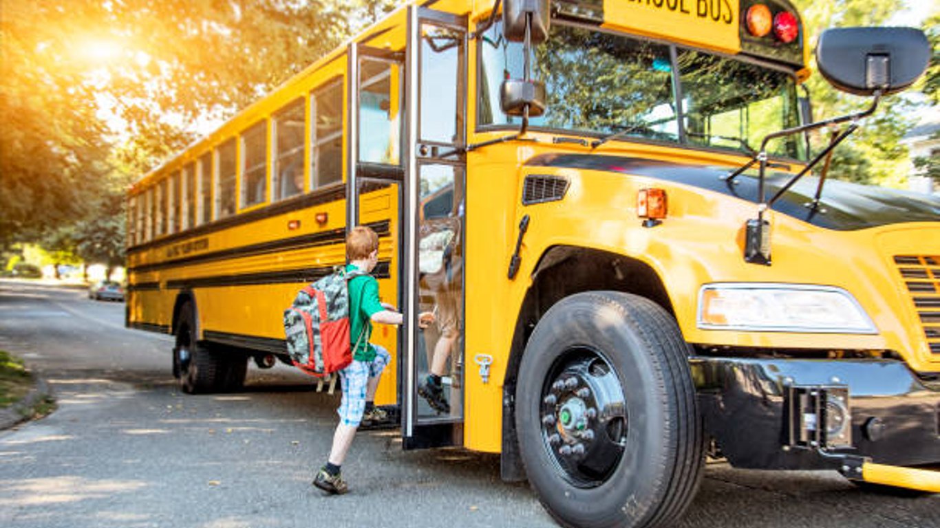 У Харкові водій шкільного автобуса порушив ПДР – деталі