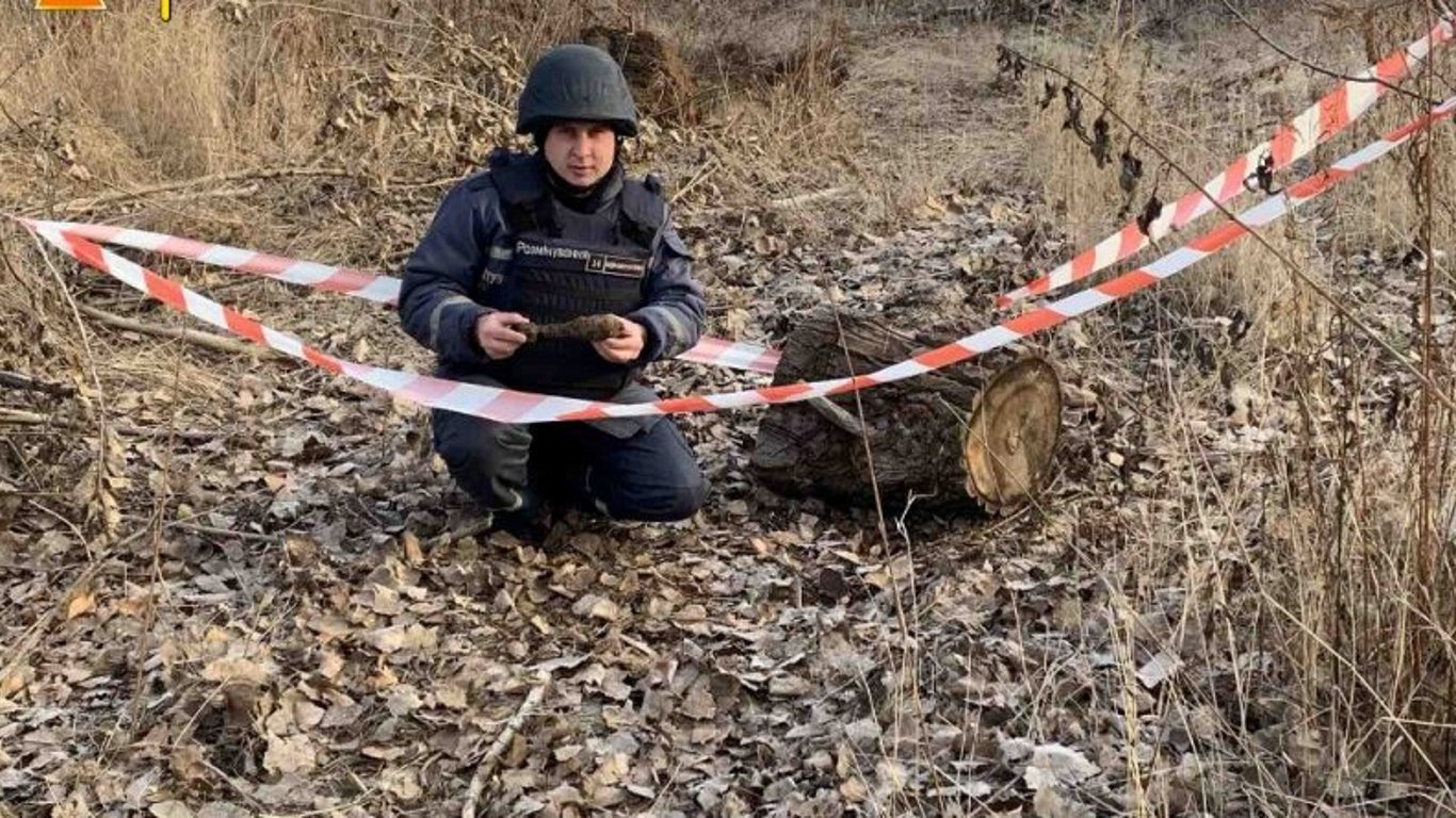 В Харькове пиротехники обнаружили мину возле автобусной остановки. Фото