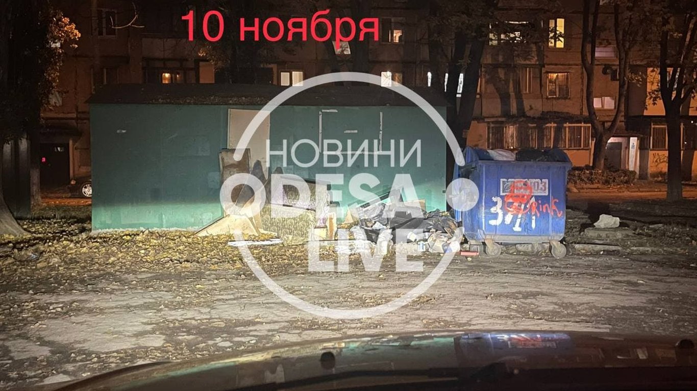 В Одессе у дома уже третий месяц не вывозят мусор