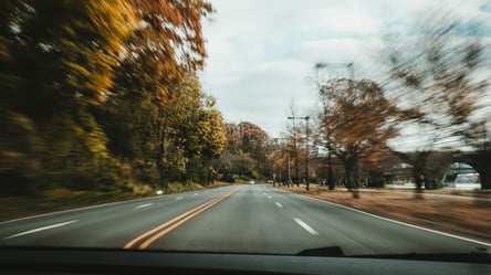 Бензовоз вилетів на зустрічну і мало не протаранив авто у Харкові. Відео - 285x160