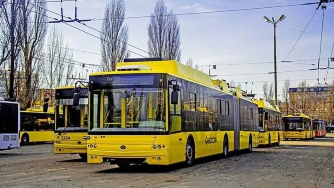 В Киеве пьяный мужчина прокатился на внешней стороне троллейбусе - подробности