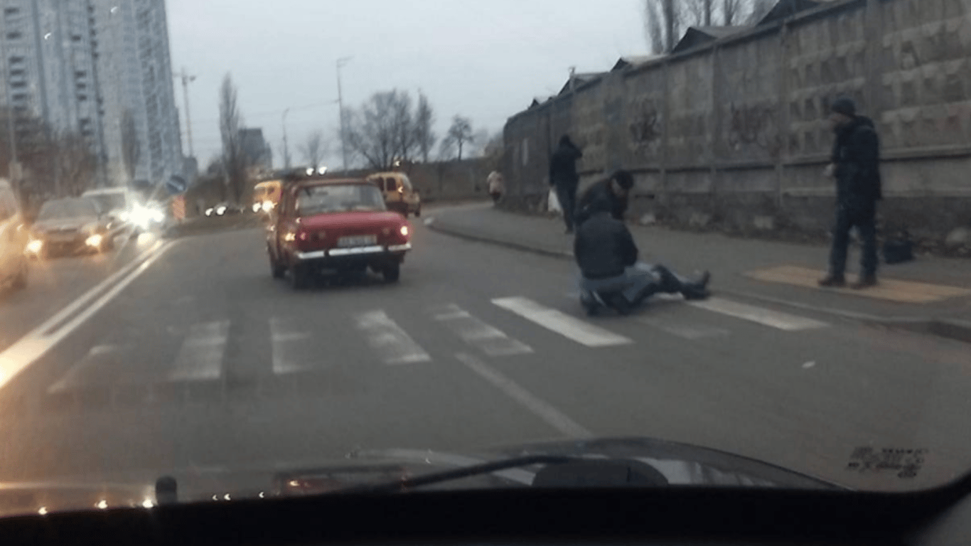 ДТП в Киеве - на Березняках автомобиль сбил женщину на переходе