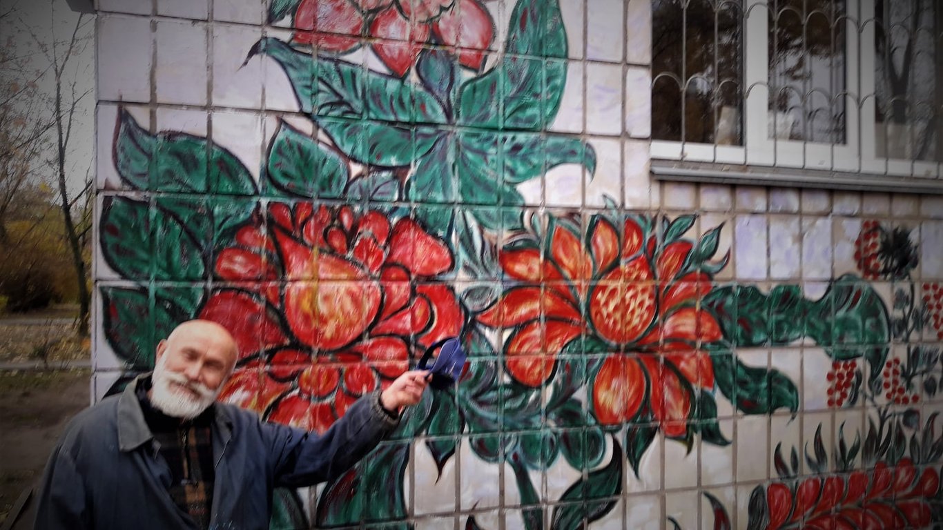 Мурали у Києві - дідусь створив яскравий малюнок на стіні похмурого будинку