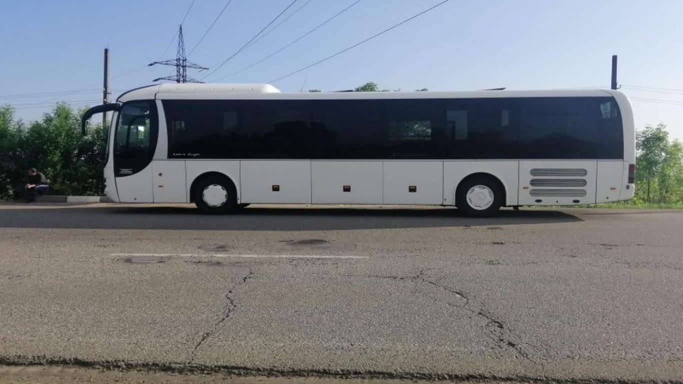 Пасажирський автобус злетів з траси на Харківщині - відео