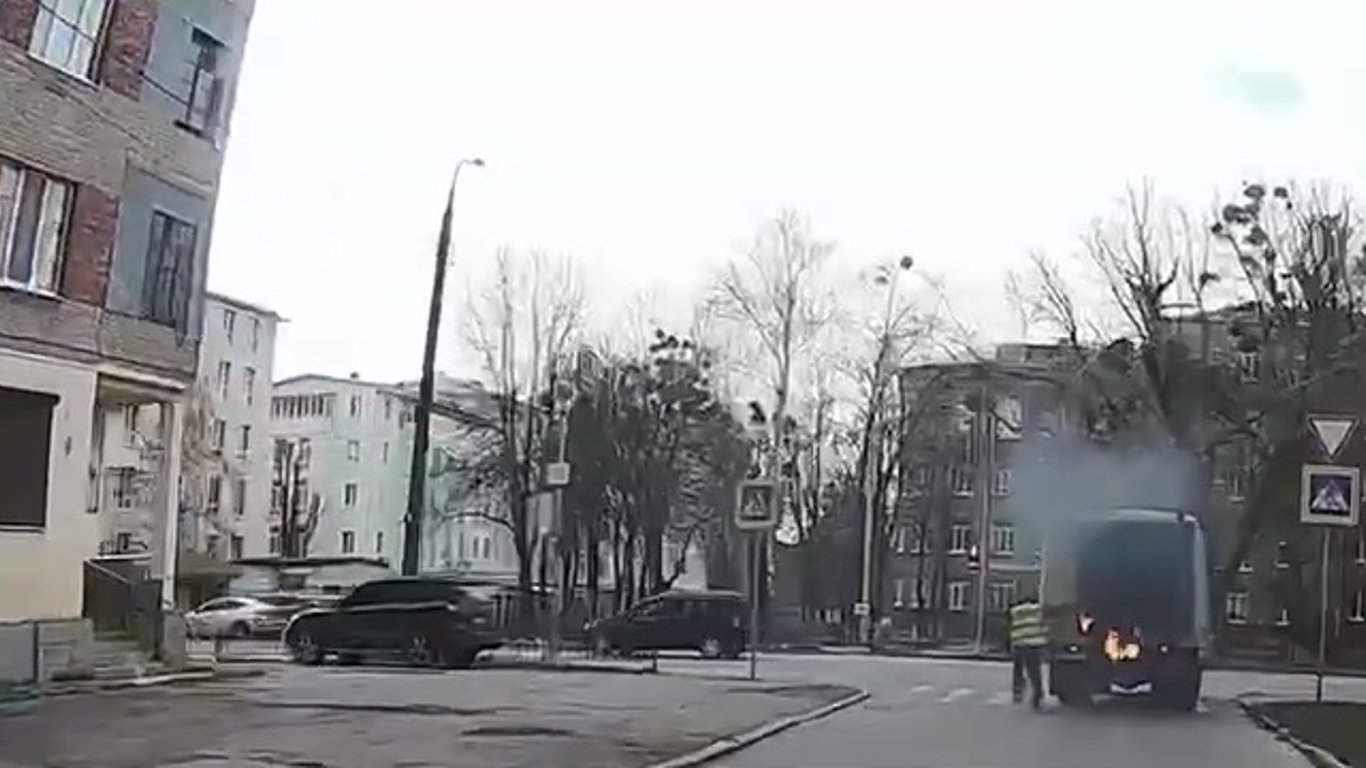 В Харькове горела машина коммунальной службы с людьми внутри - Видео