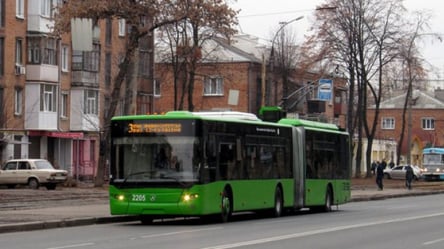 Босоніж і в шортах: чоловік у тролейбусі привернув увагу харків'ян - 285x160