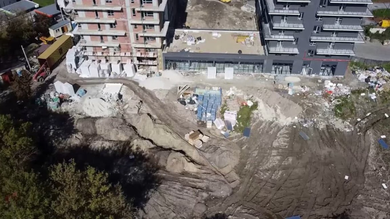 Замарстинівське озеро засипали будівельним сміттям - відео