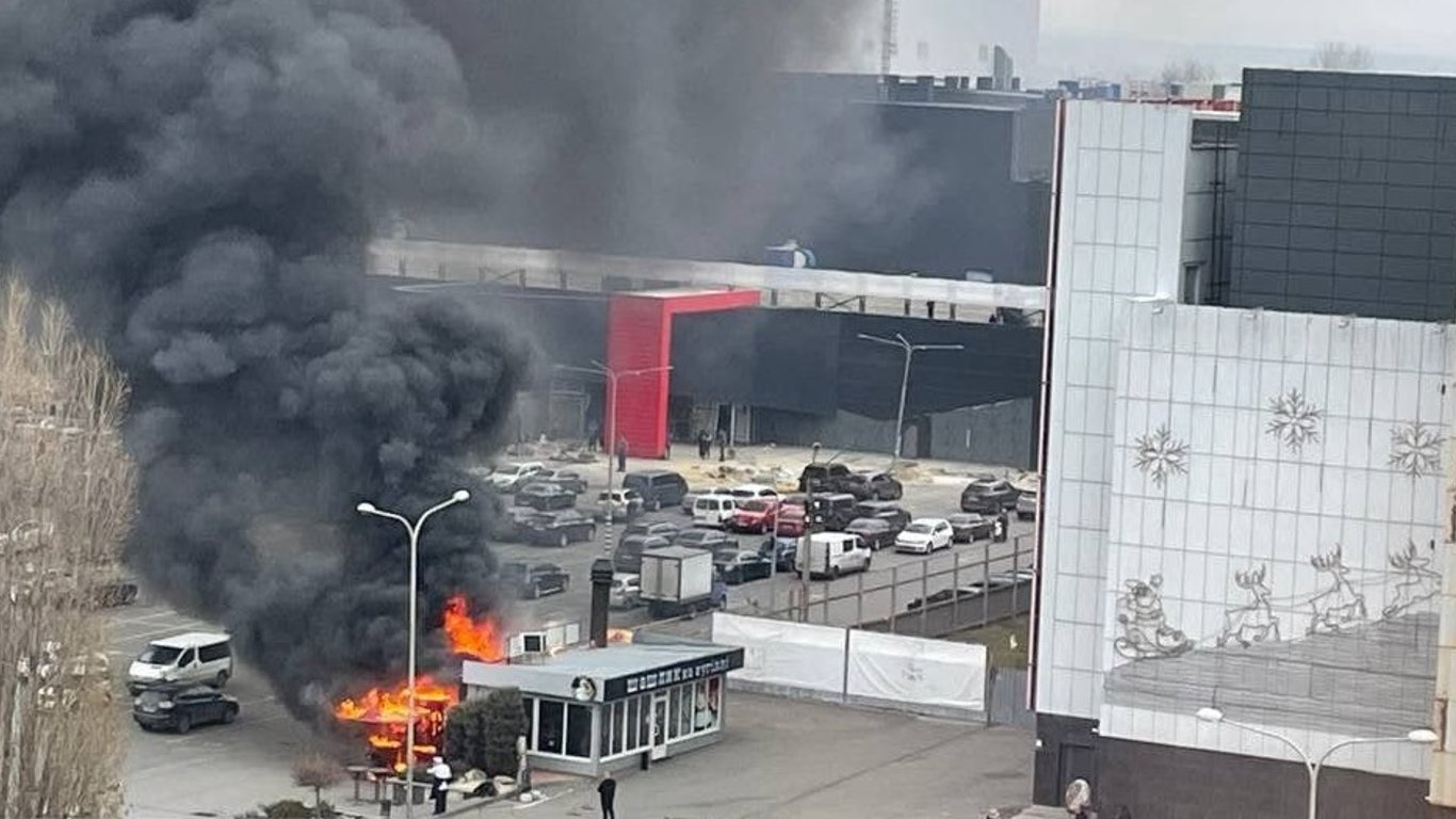 Чорна п'ятниця у Харкові - біля одного з ТЦ стався вибух