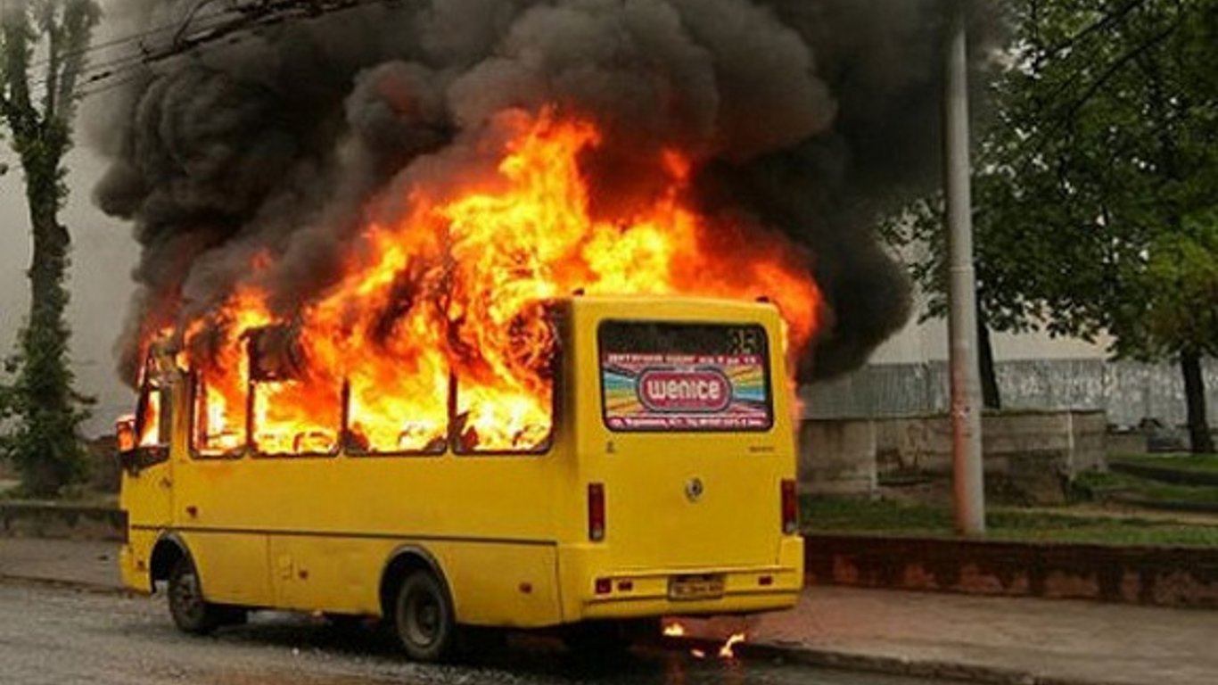 НП у Києві - спалахнула маршрутка з людьми