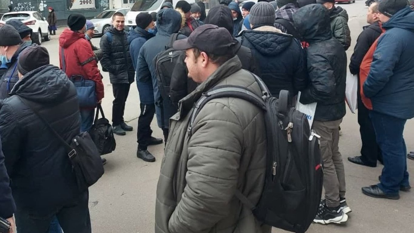 Работники "Харьковского метрополитена" вышли на протест из-за долгов по зарплате