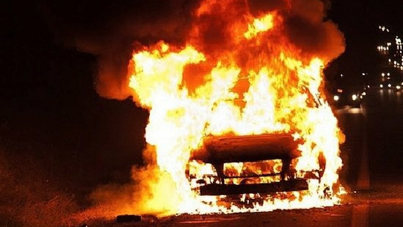 Пожар в Киеве - в центре столицы на ходу загорелось авто