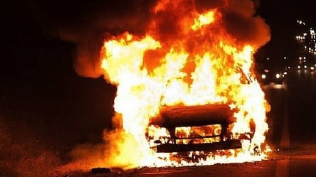 В центре Киева на ходу загорелось авто. Видео - 285x160