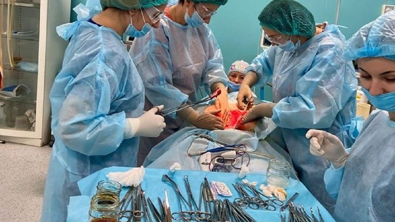 Львівські лікарі прооперували жінку із рідкісною вагітністю