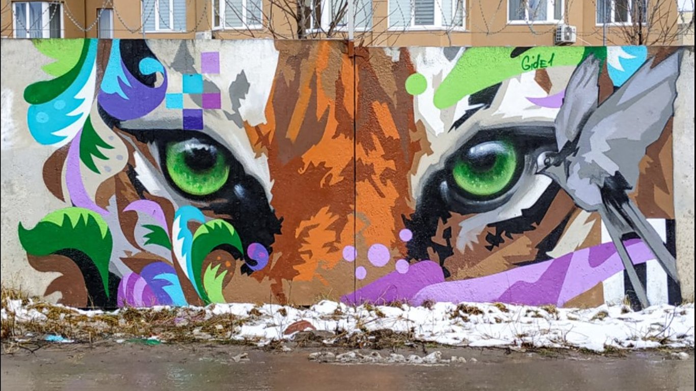 Муралы в Киеве - на серой бетонной стене "поселился" тигр