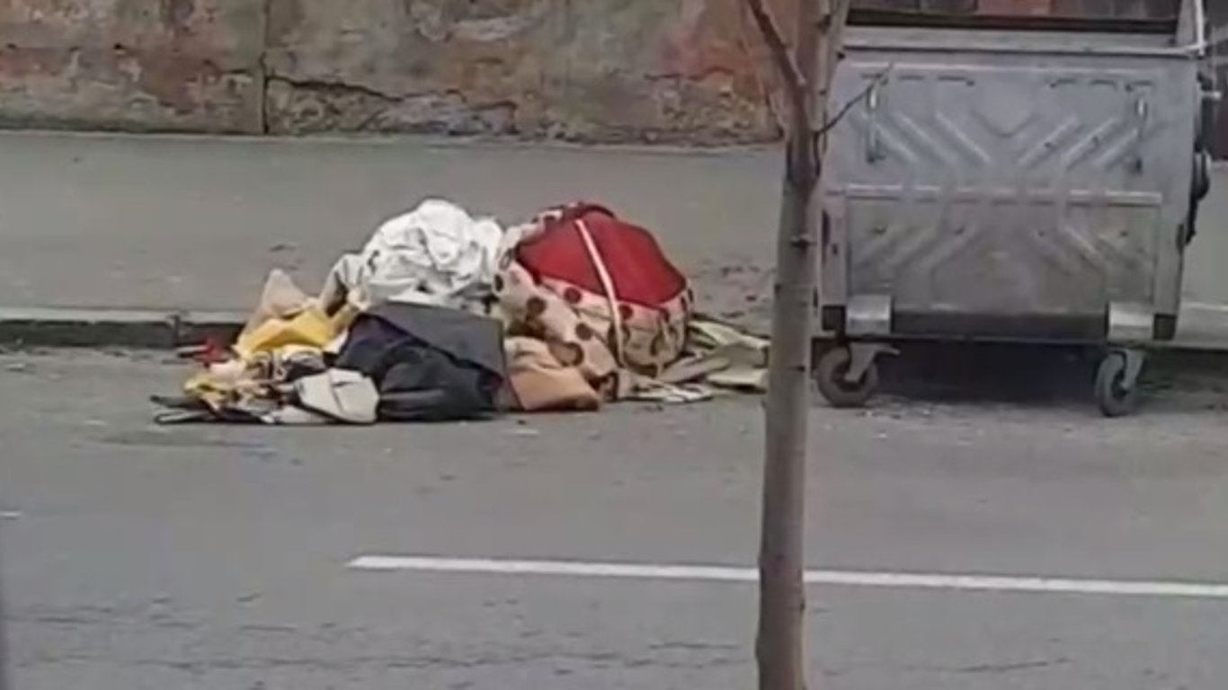 В Харькове неизвестные украли мусорку посреди улицы и попали на видео