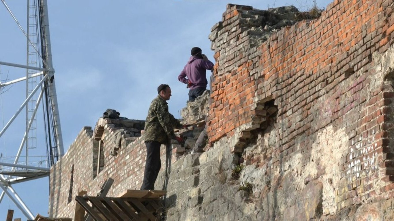 Во Львове реставрируют исторический мур Высокого замка - фото