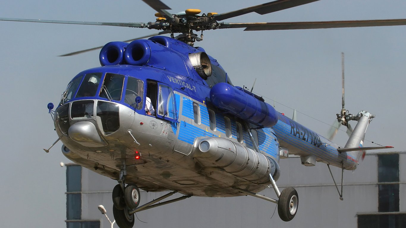 В Киеве посреди парковки приземлился вертолет