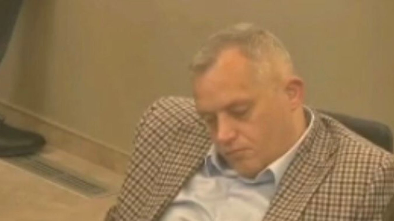 Львовский депутат Юрий Ломага заснул на заседании горсовета