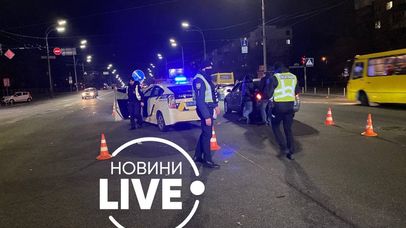 Парня сбила иномарка и протащила 10 метров по Перова - Новости Киева