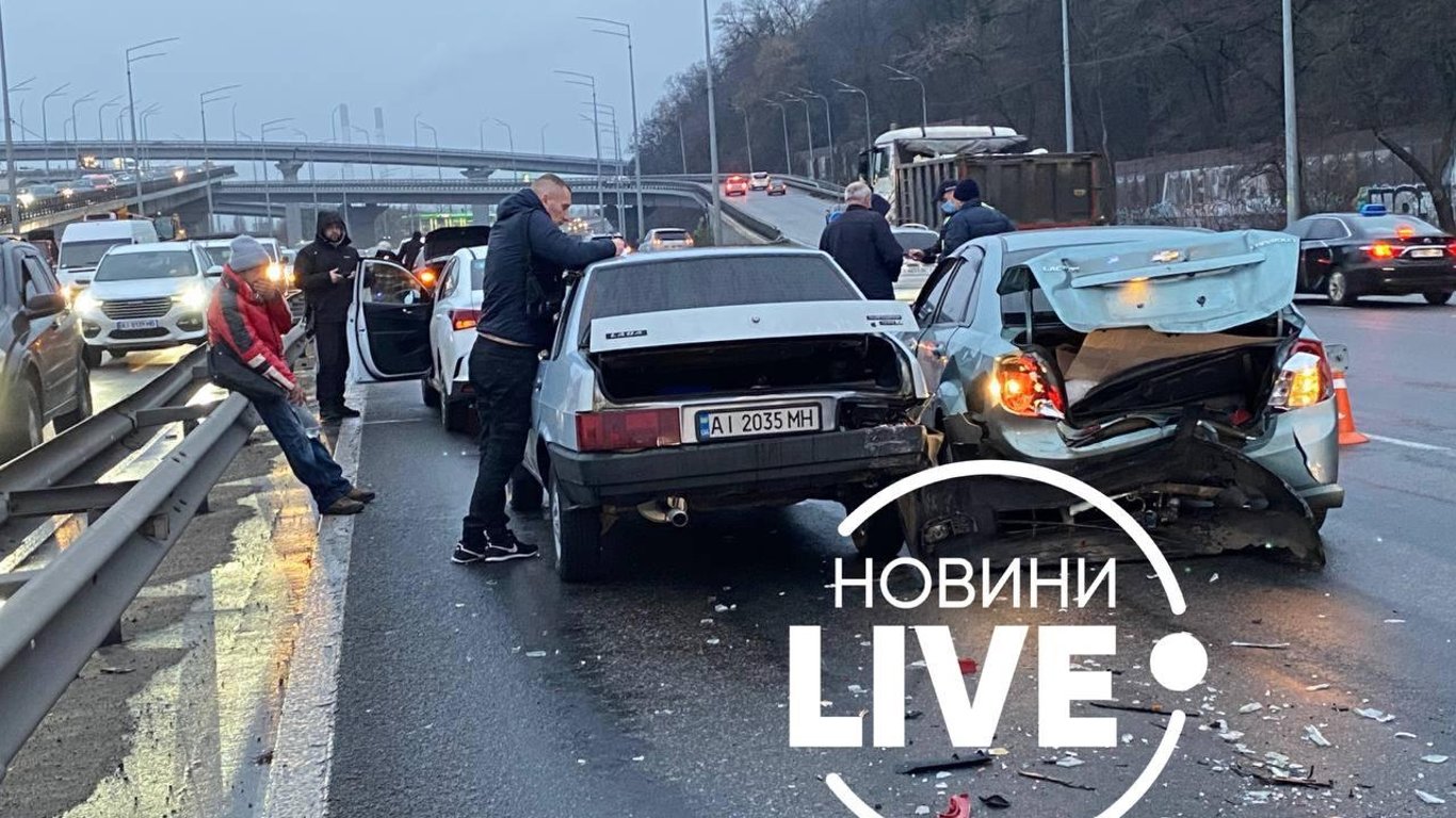 Масштабное ДТП в Киеве - на Надднепрянском шоссе столкнулись пять автомобилей