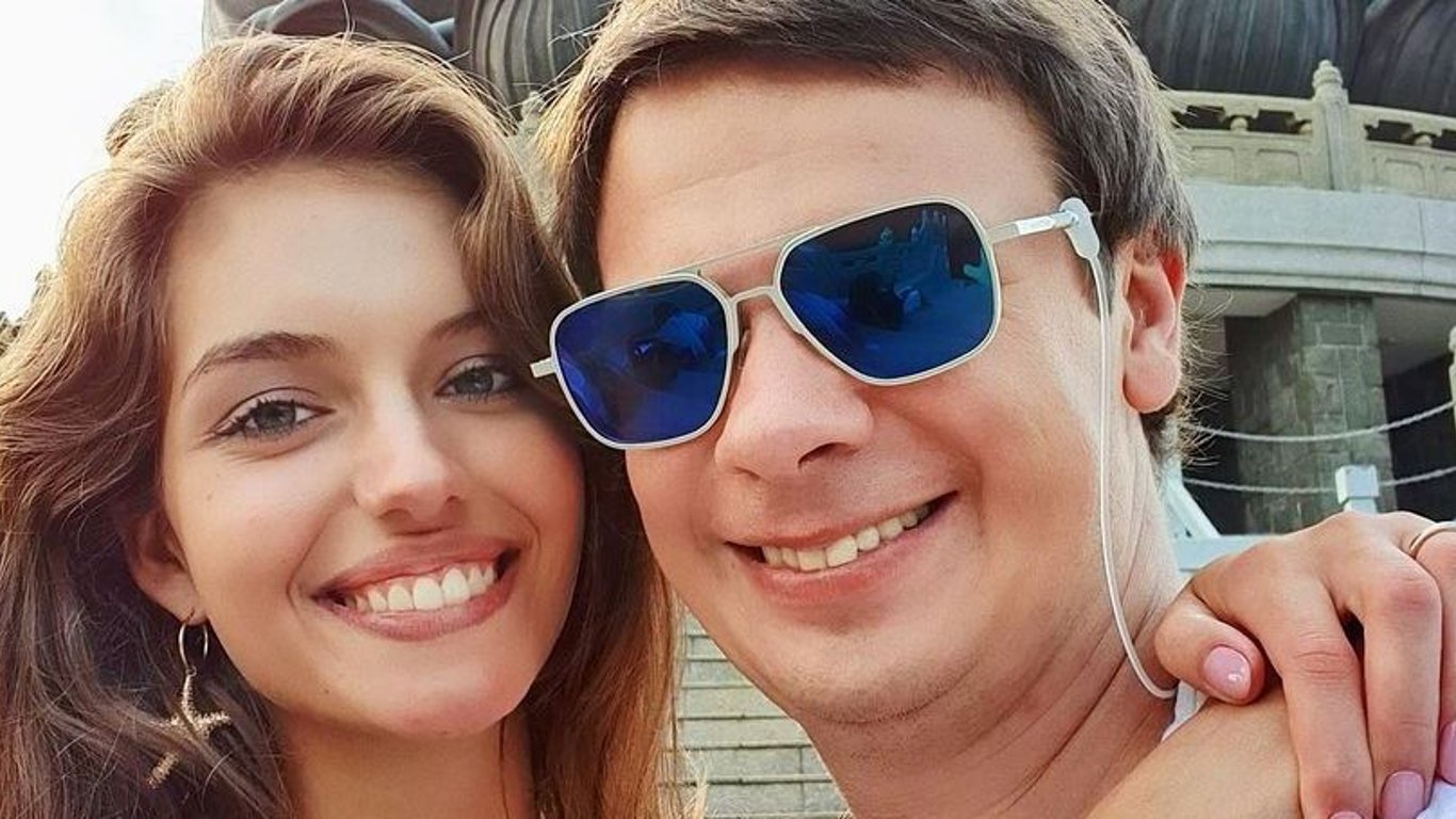 Дмитрий Комаров вышел в свет с красавицей-женой - фото