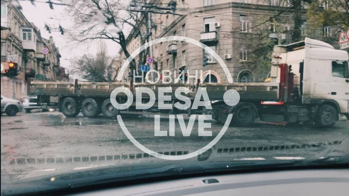 В Одессе фура столкнулась с джипом - на Успенской образовалась пробка