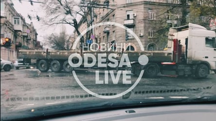 В Одесі посеред дороги вантажівка зіткнулася з джипом: утворився затор - 285x160