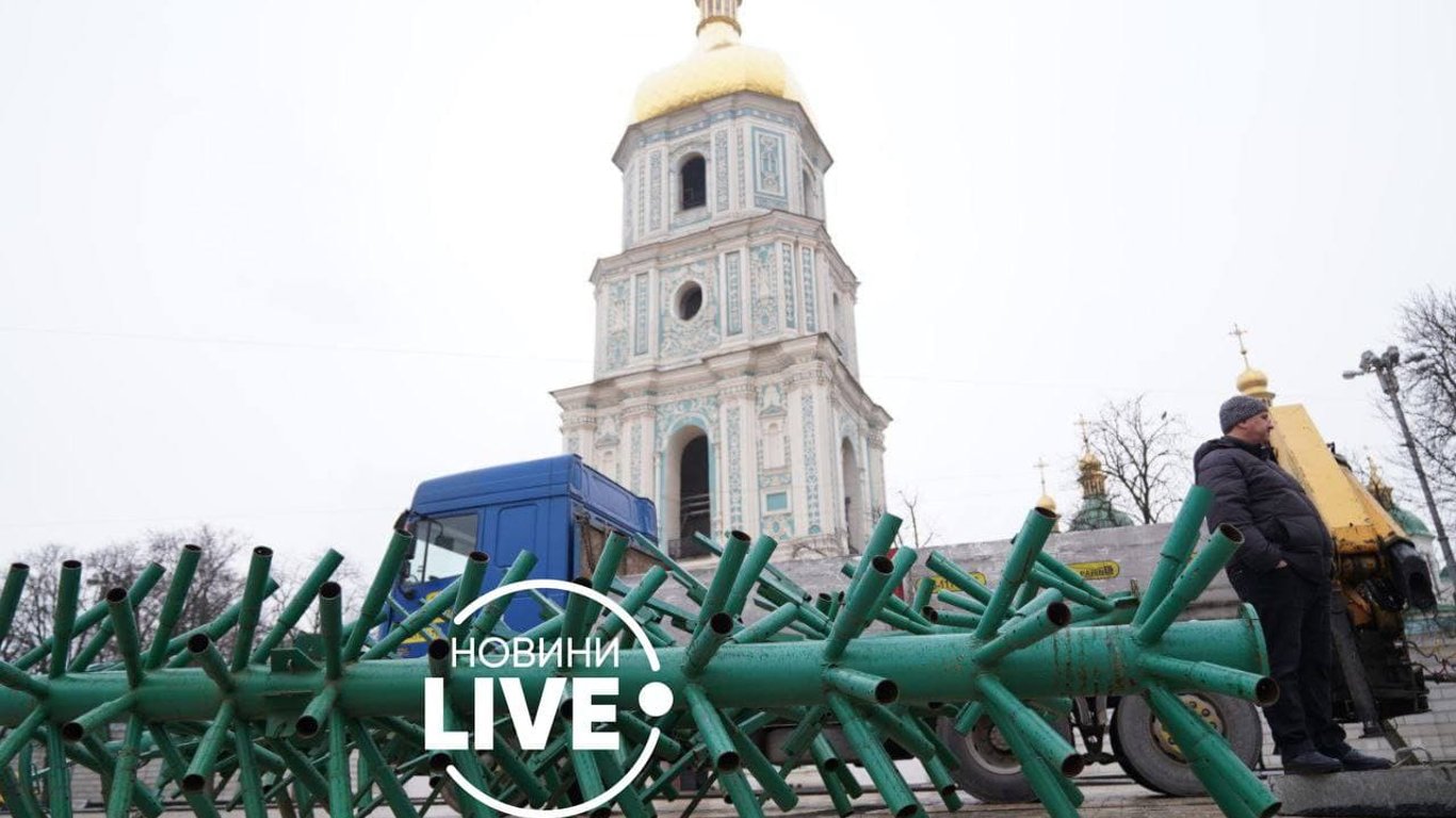 Новый год в Киеве -  привезли главную елку страны - фото